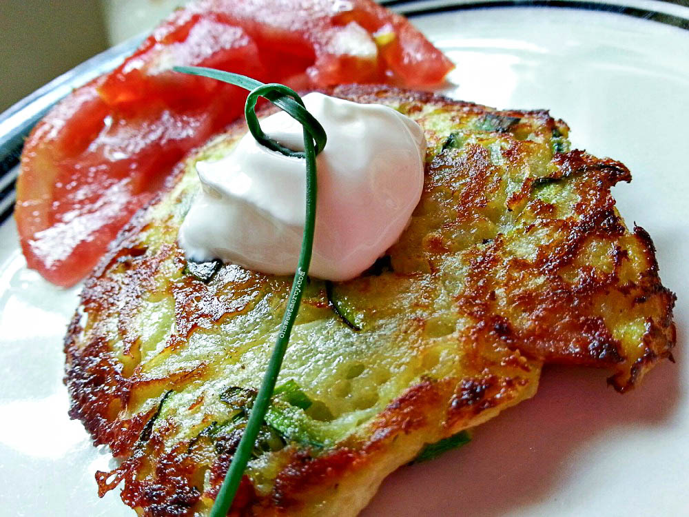 These Easy Low Carb Zucchini Fritters are a great way to use all that zucchini! Oh Sweet Mercy