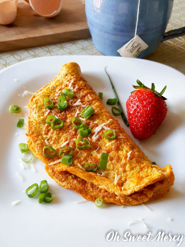 Jazz up that boring old Egg White Omelette with these easy and healthy ingredients. #thm #fuelpull #eggs #recipes #lowfat #lowcarb