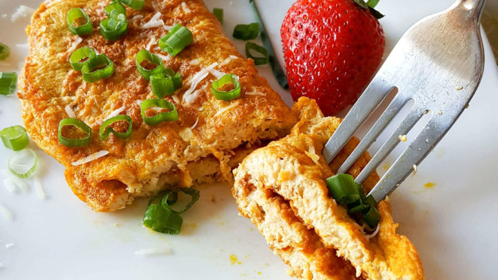 Jazz up that boring old Egg White Omelette with these easy and healthy ingredients. #thm #fuelpull #eggs #recipes #lowfat #lowcarb