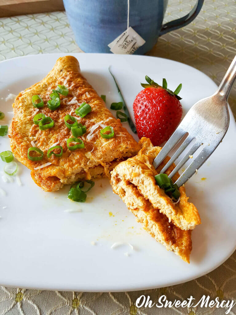 Jazz up that boring old Egg White Omelette with these easy and healthy ingredients. #thm #fuelpull #eggs #recipes #lowfat #lowcarb