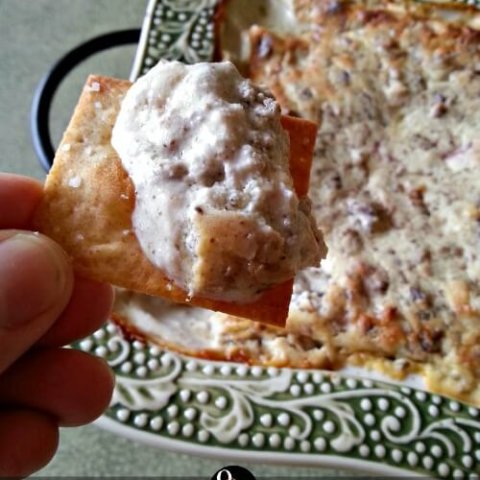 Make this #lowcarb Baked Cheesy Beef and Pepper Dip for your next party! Serve with low carb dippers like fresh peppers and low carb crackers. #thm #appetizers #ohsweetmercy