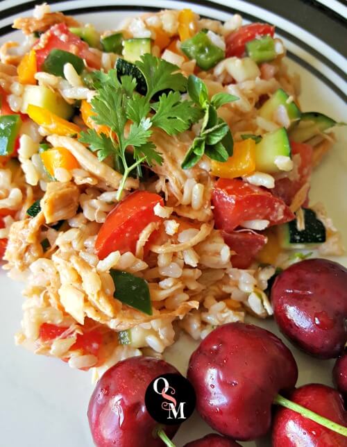 Light and refreshing, this lowfat Southwestern Chicken and Brown Rice Salad is a simple lunch or snack! #thm #lowfat #chicken #rice #recipes