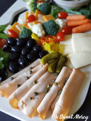 How to Make a Charcuterie Board for ANY Trim Healthy Mama Fuel Type! It's so easy to put together a healthy array of snackables for movie night at home, entertaining, or just because. #thm #recipes #charcuterieboard #thmsnacks #partyfoods