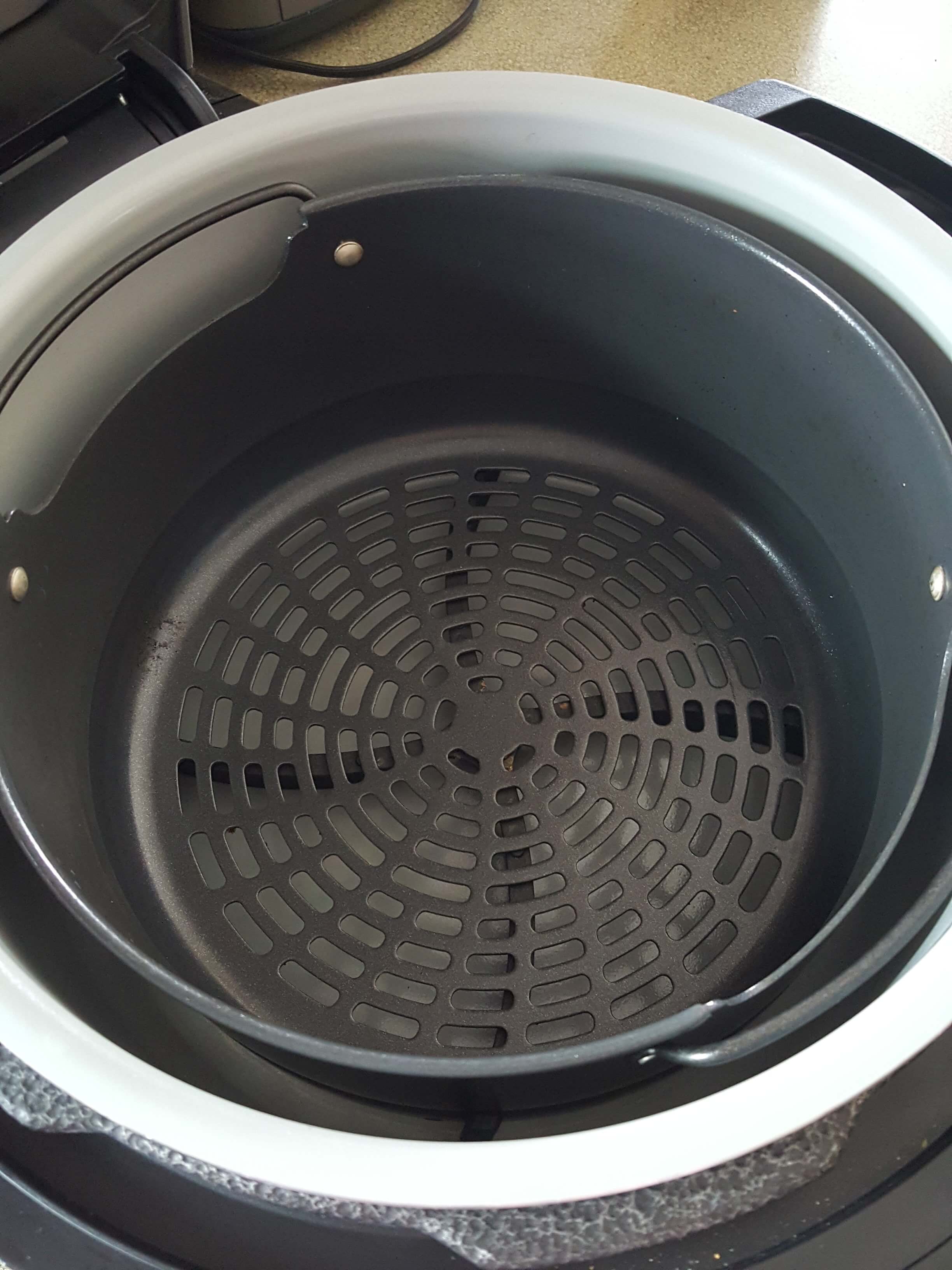 https://www.ohsweetmercy.com/wp-content/uploads/2019/06/ninja-foodi-pressure-cooker-review-crisper-basket.jpg