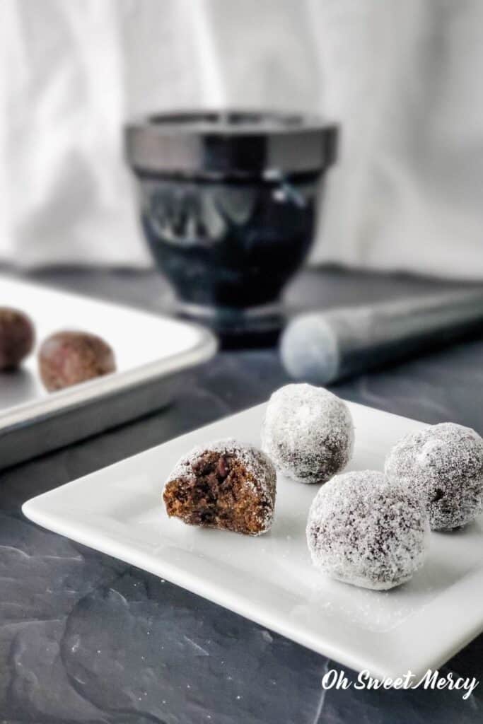 Protein balls coated in powdered erythritol